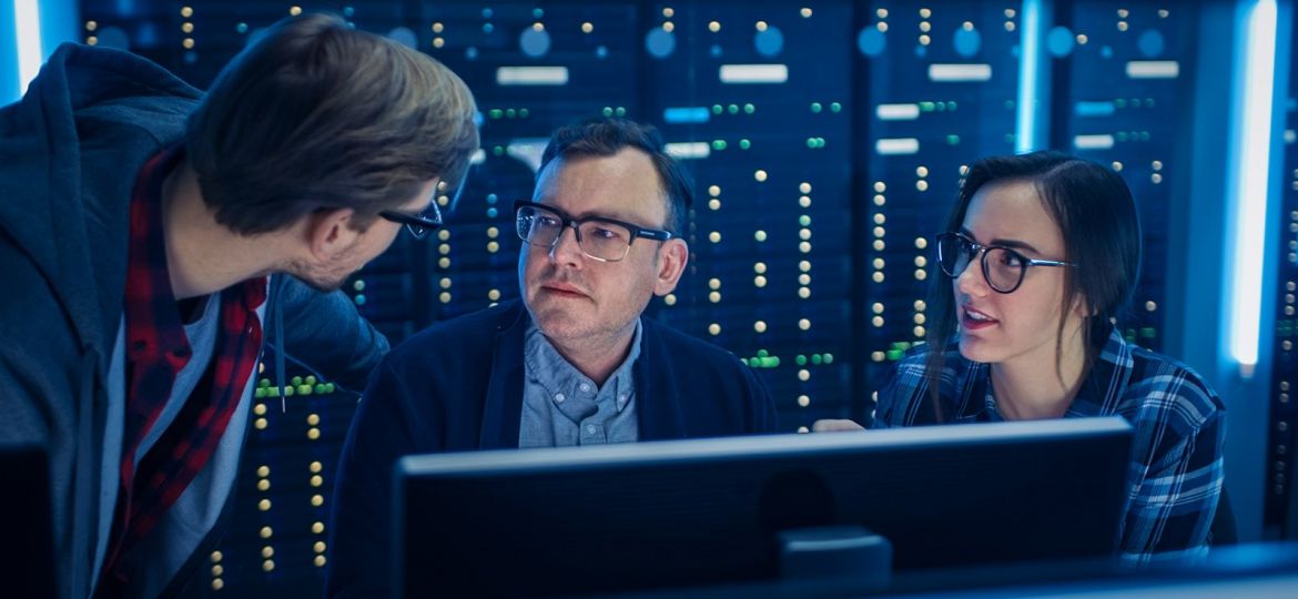 Male,And,Female,It,Engineers,/,Programmers,Having,Discussion,About